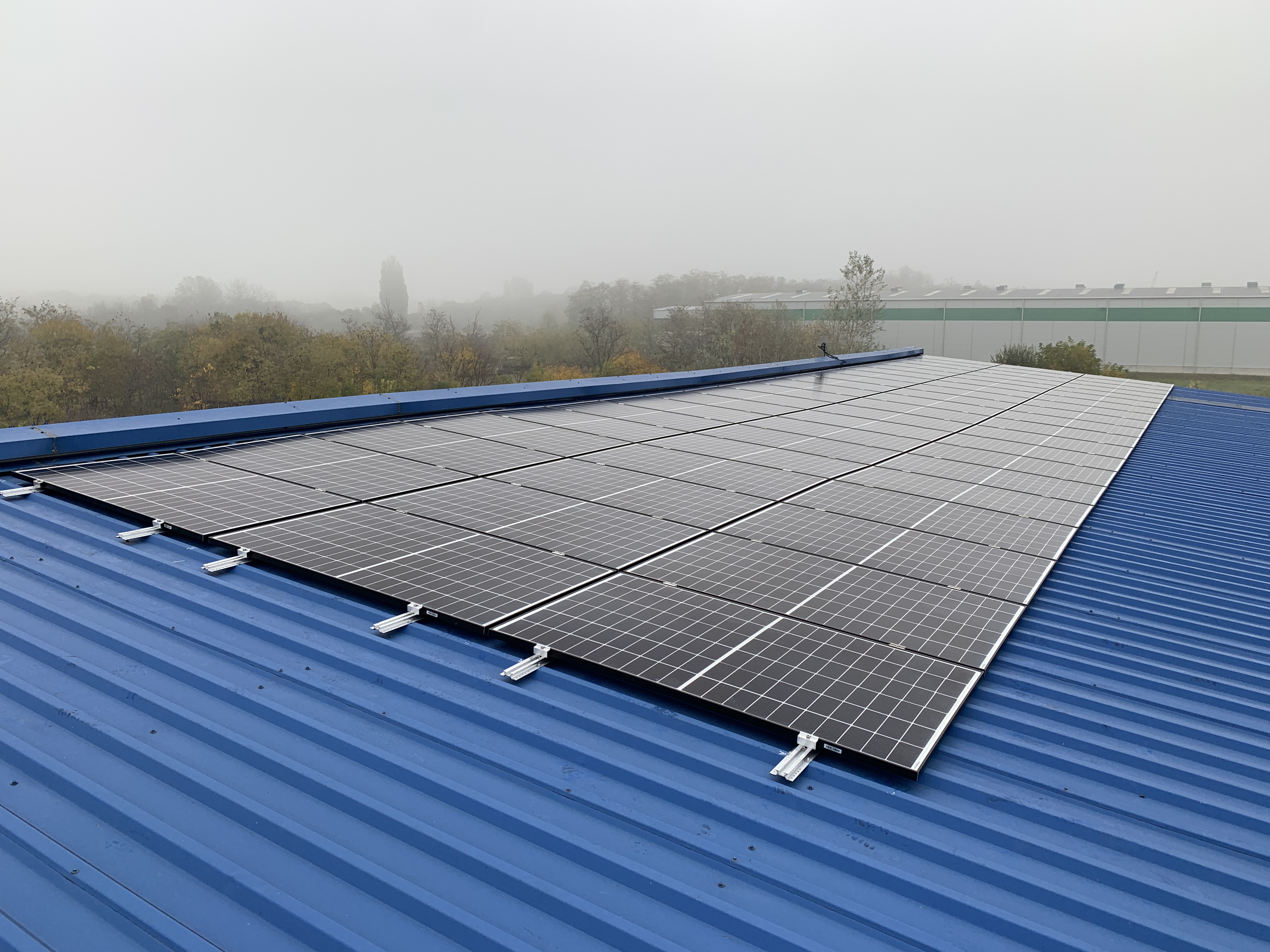 Napelem panelek fém tetőn ipari környezetben